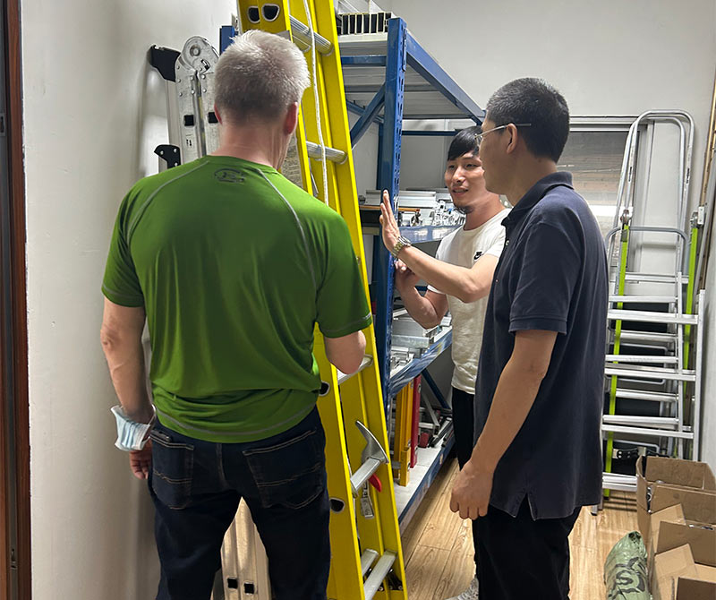 2 Chinese and a Canadian are discussing the extension ladder production line plan
