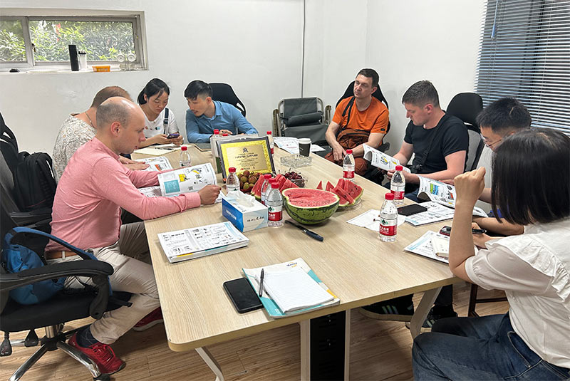 Russian Alumet LLC delegation and Jinou Machinery discuss the issue of ladder production equipment