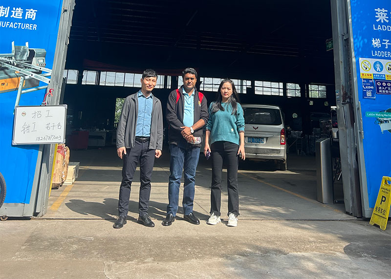 Chinese ladder factory representatives and Indian customers took a group photo at the factory gate