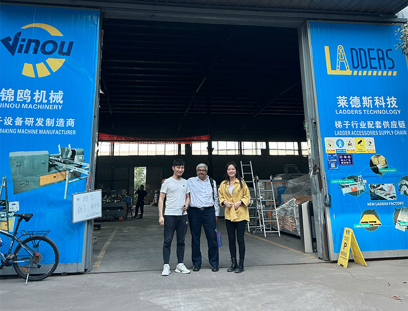 Indian customers and our company representatives took a group photo at the factory gate